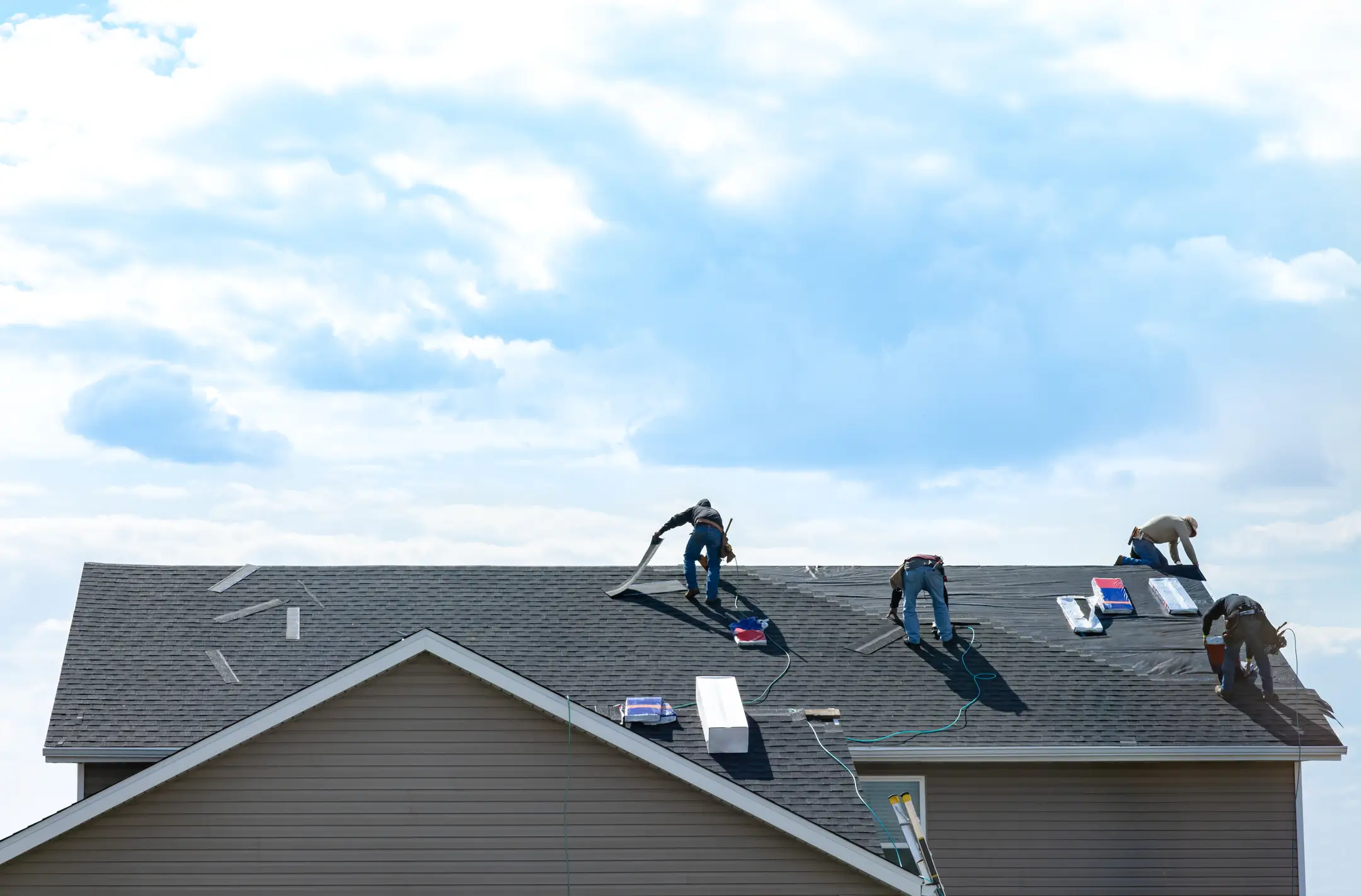 Roofersinstallingshingles